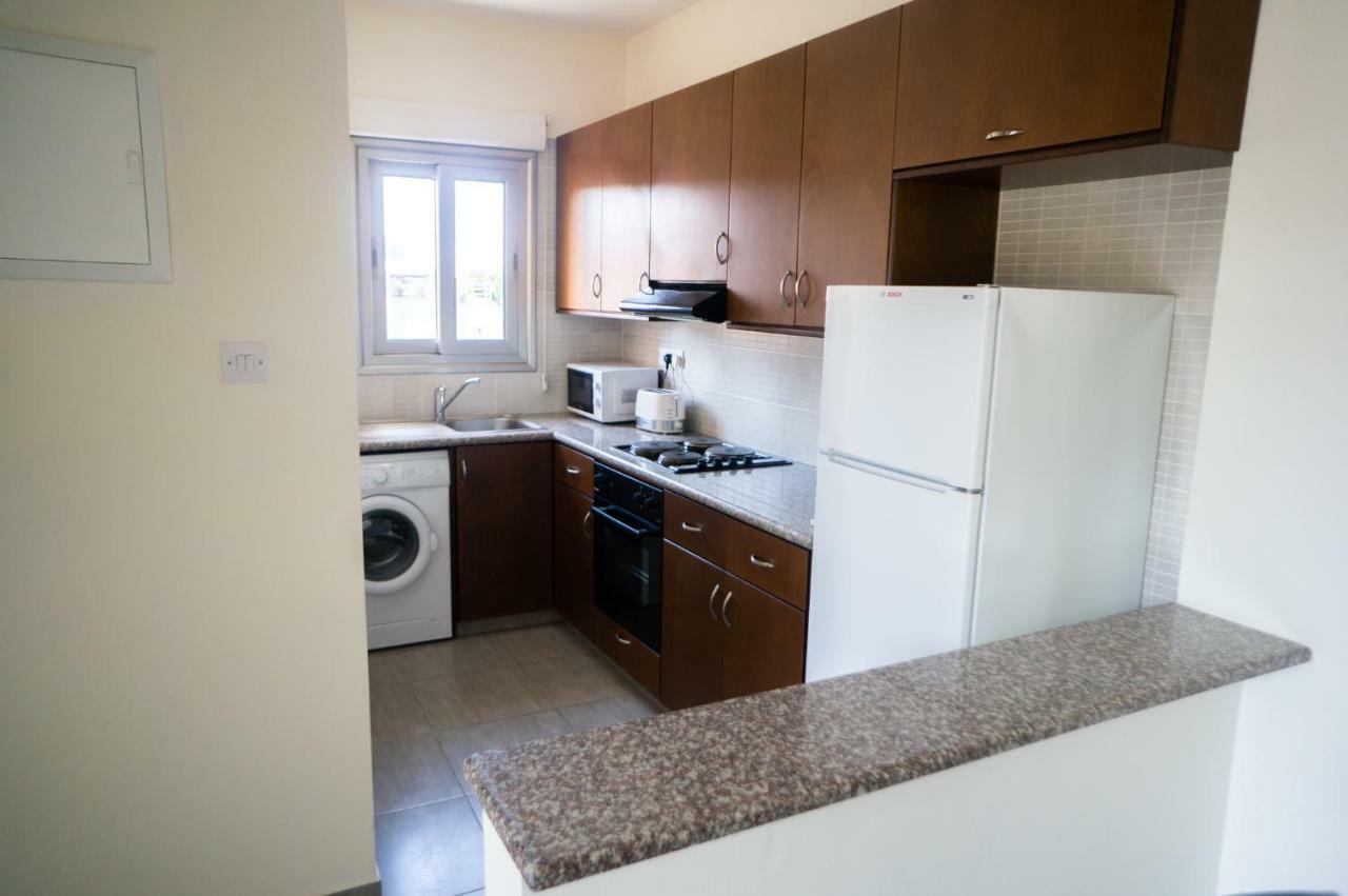 Sun Julz Apartments On The Beach Pafos Exterior foto
