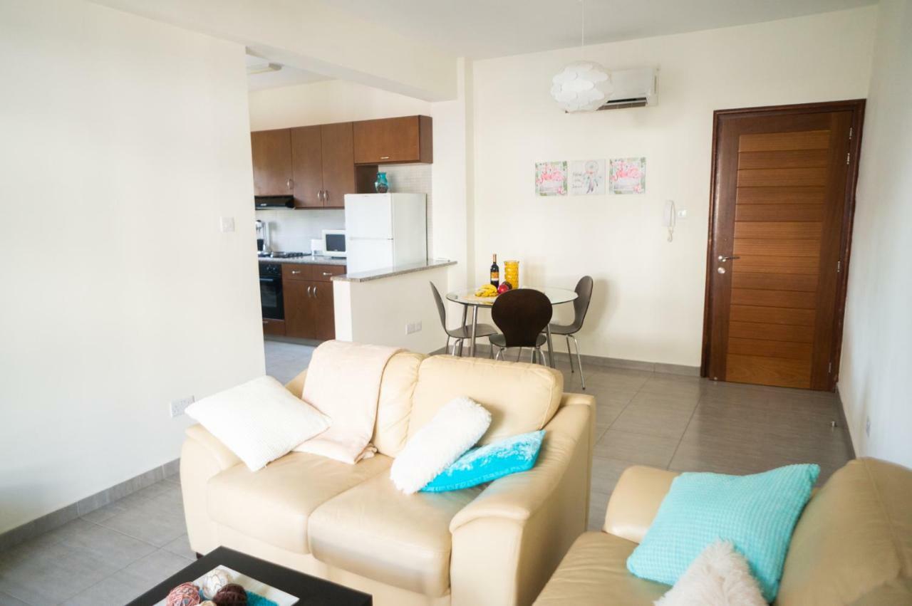 Sun Julz Apartments On The Beach Pafos Exterior foto