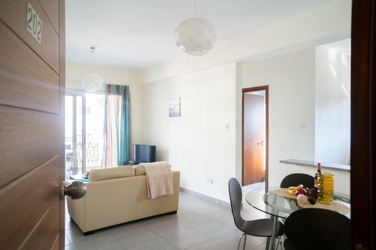 Sun Julz Apartments On The Beach Pafos Exterior foto